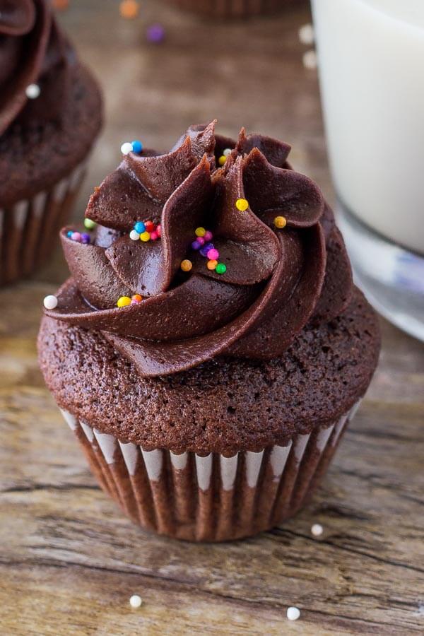 Tự làm bánh Chocolate cupcake 6